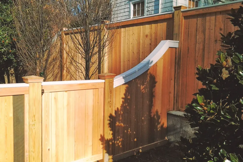 Fence wood curvetop 01a