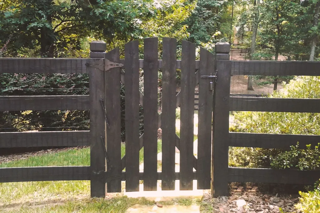 Gate wood walk scallopedpicket 01a
